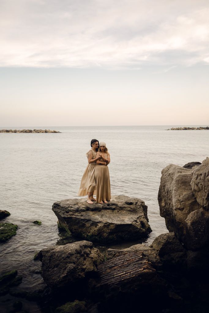 shooting sugli scogli al tramonto