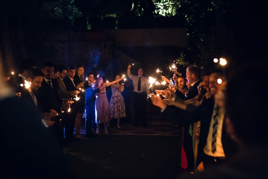 ospiti accendono le stelline luminose al matrimonio