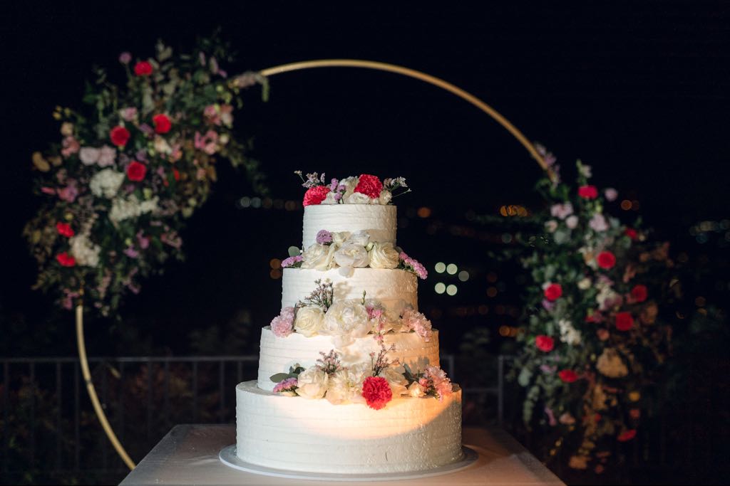torta nuziale sulla terrazza della locanda del pontefice luxury country hotel