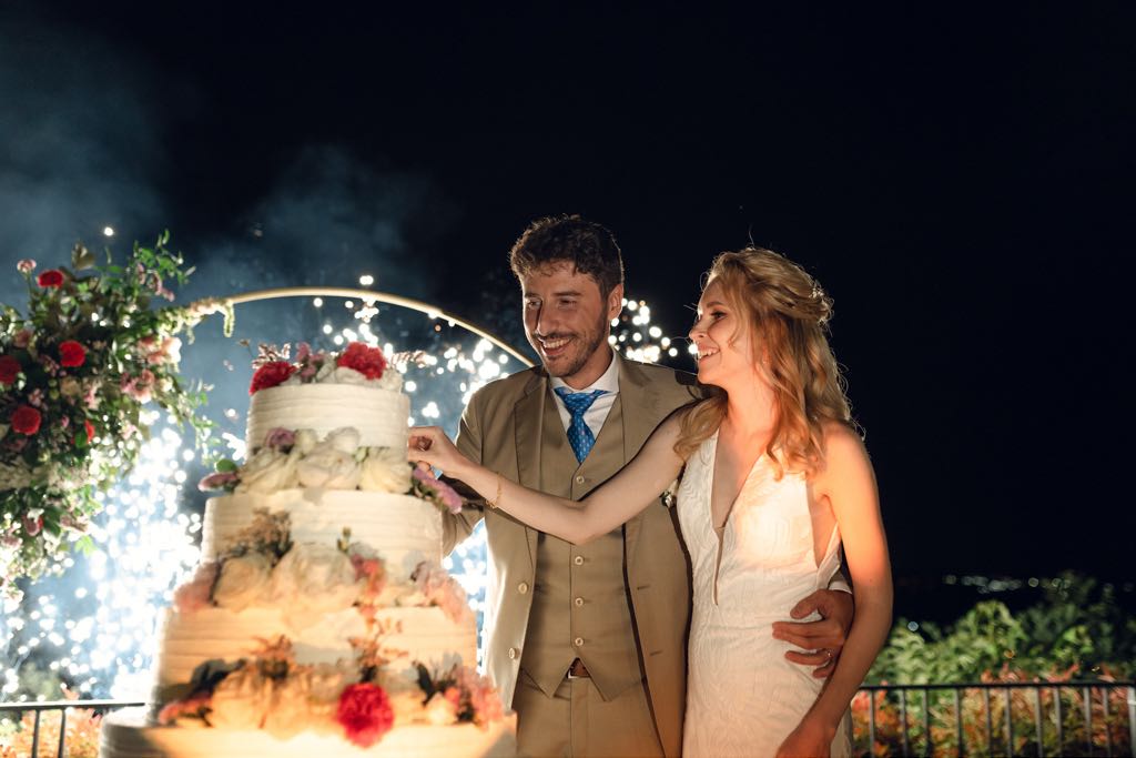taglio torta con fontane luminose sulla terrazza della locanda del pontefice luxury country hotel