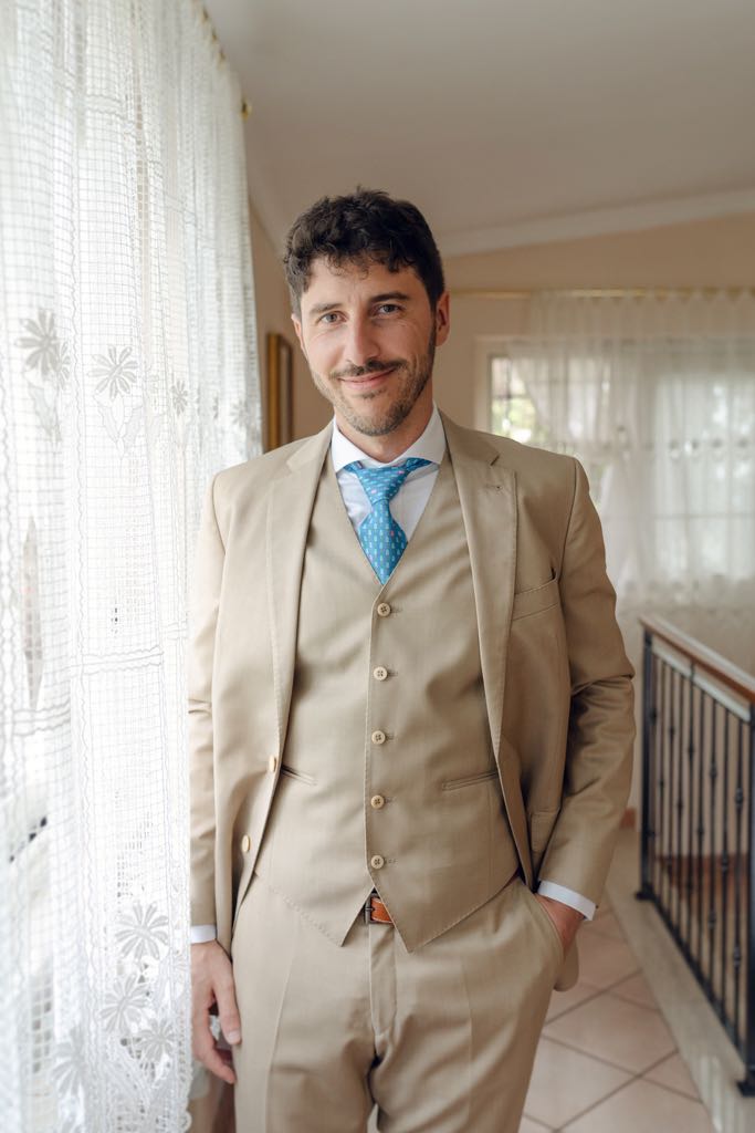 ritratto dello sposo vicino alla finestra