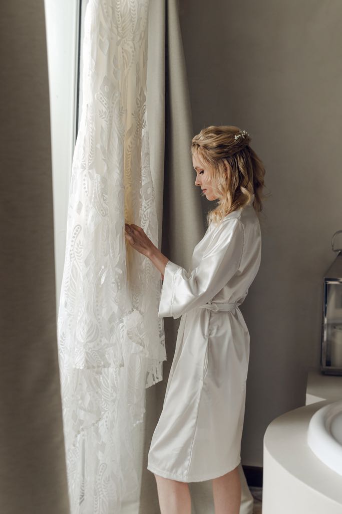 la sposa ammira il suo abito