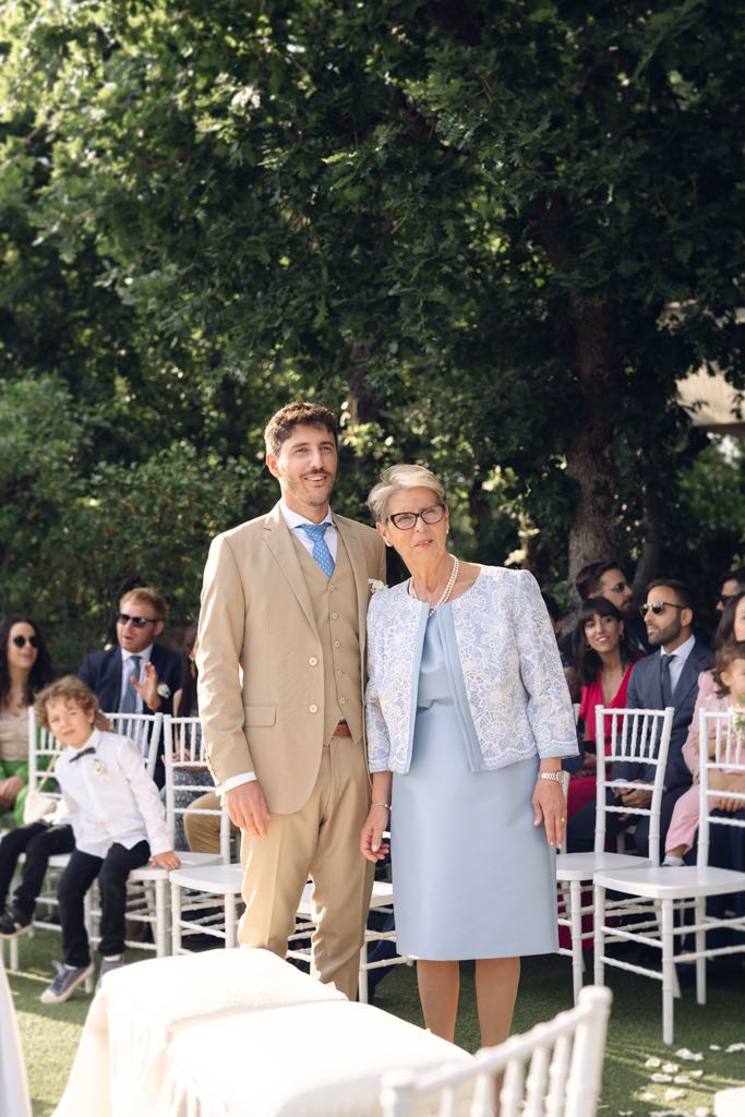 lo sposo e la mamma attendono l'ingresso della sposa