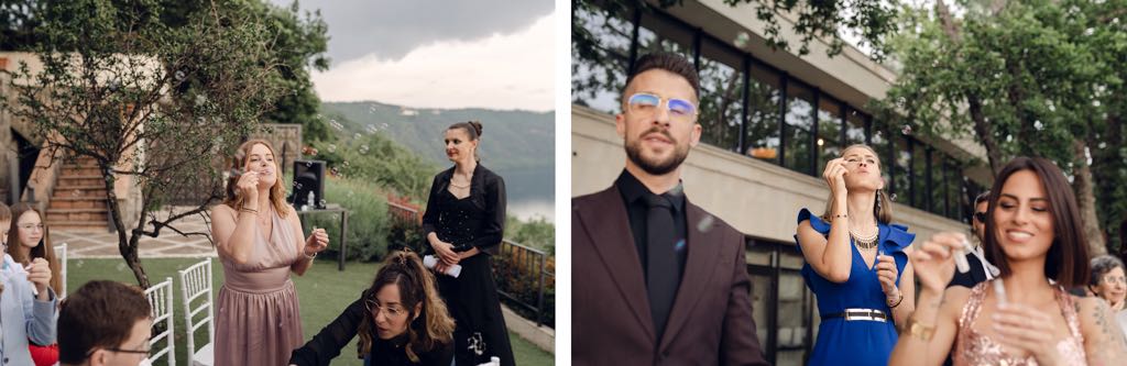 gli ospiti del matrimonio con le bolle di sapone