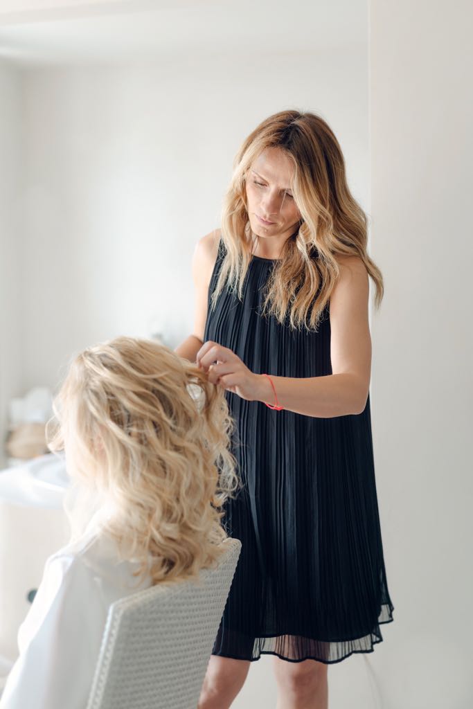 la sposa si prepara per la cerimonia