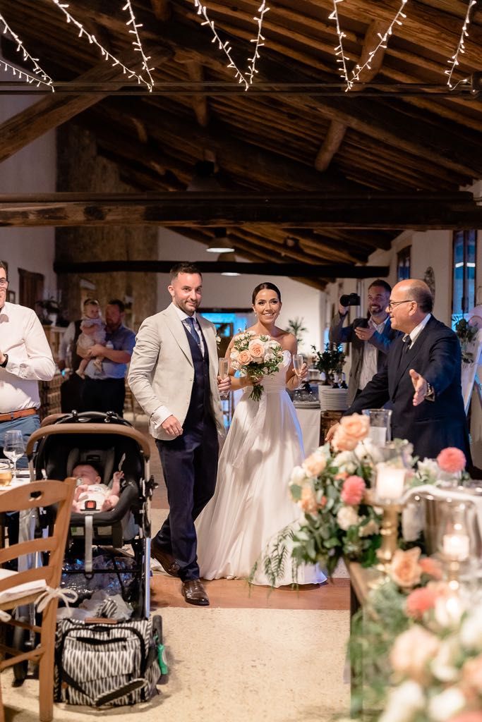 sposi entrano nella sala di borgo di tragliata