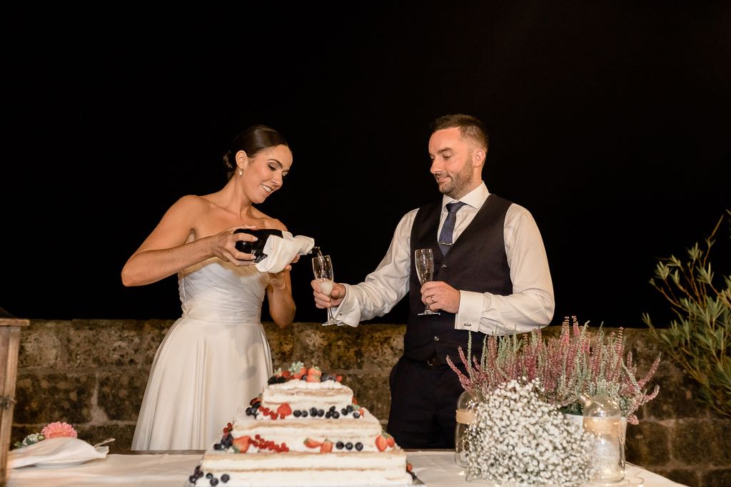 sposi brindano al taglio della torta