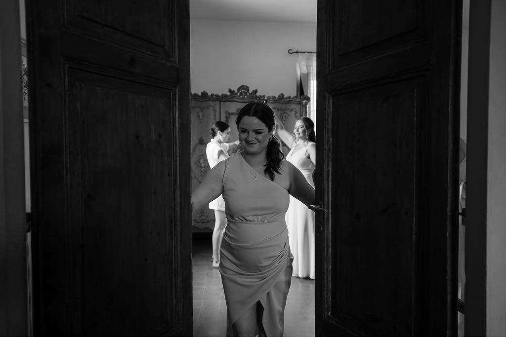la sposa indossa il suo abito