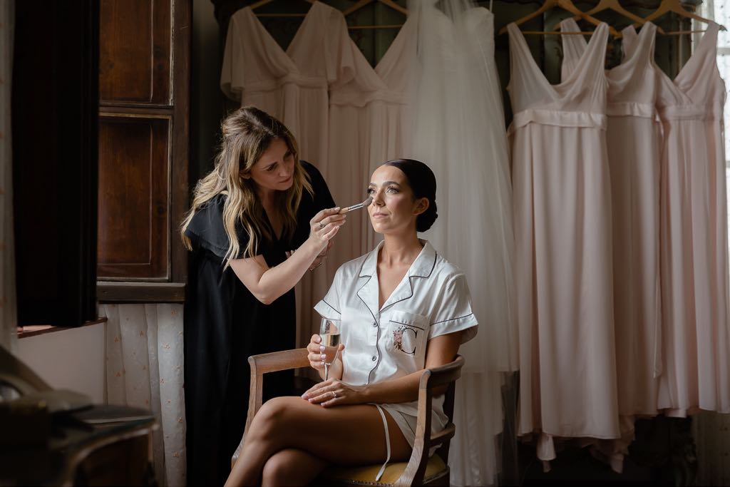 la sposa si prepara nella sua camera vicino alla finestra