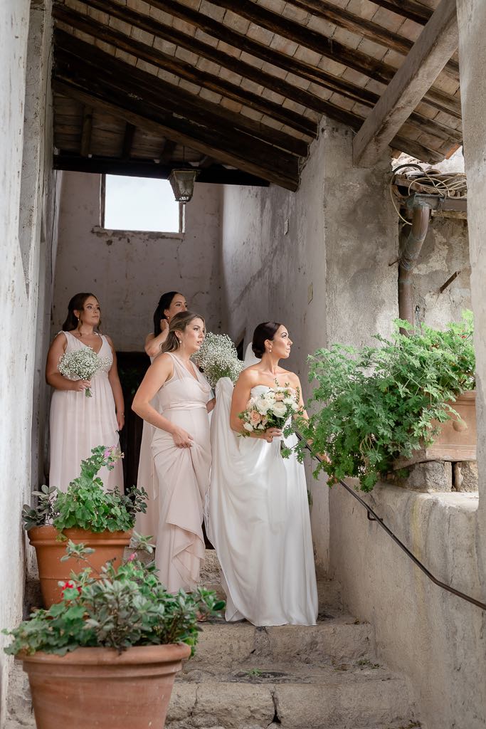 la sposa osserva preoccupata le nuvole scure