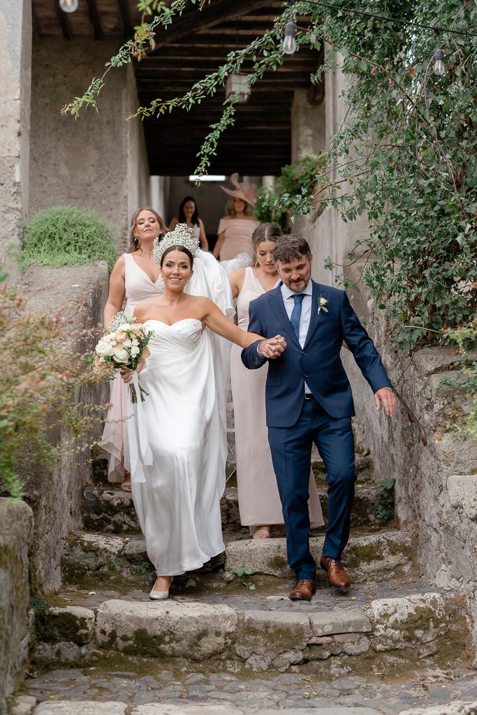 la sposa scende le scale con il papà