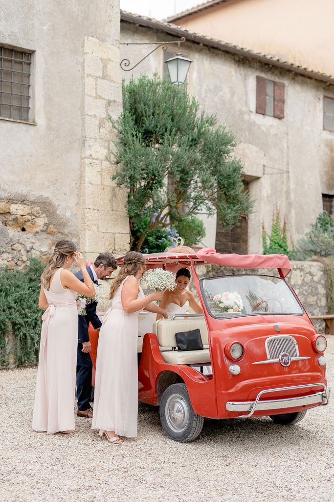 la sposa sale in minicar