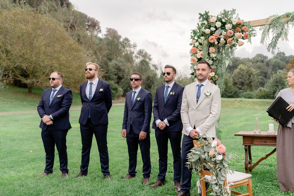 lo sposo con i testimoni attendono l'ingresso della sposa