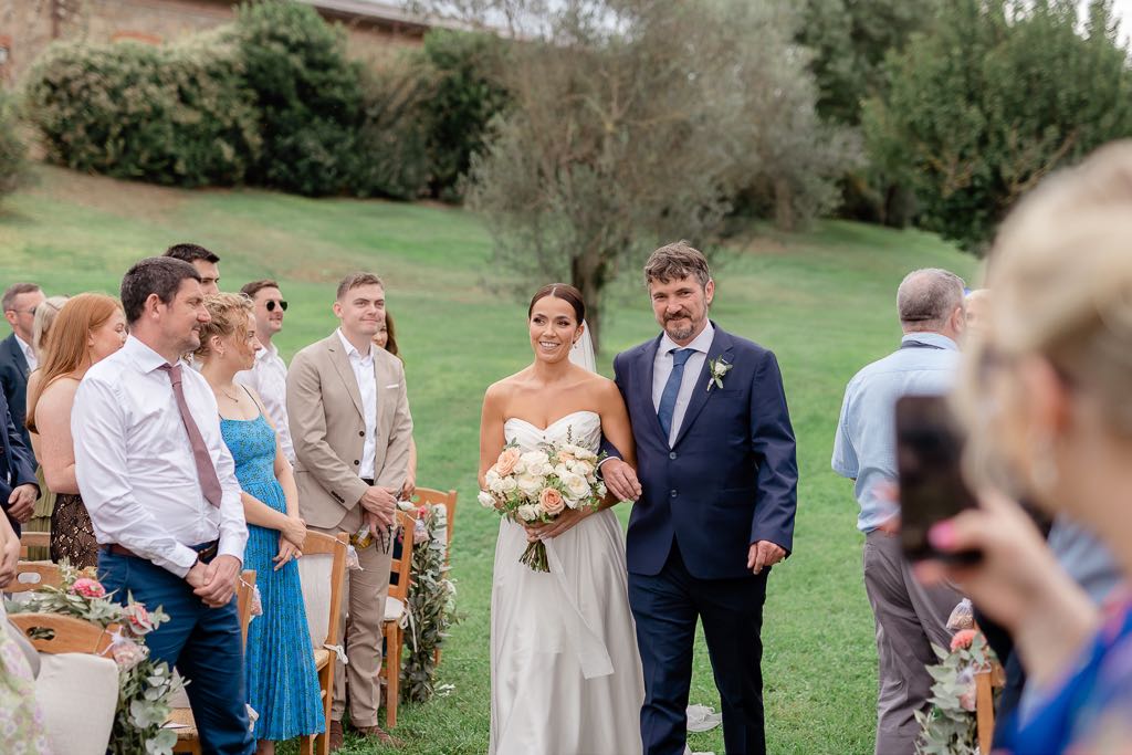 il papà accompagna la sposa