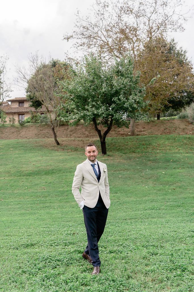 lo sposo passeggia sul prato